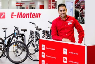 E-monteurs staan paraat voor reparatie in de winkel