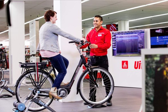 Op speciale loopbanden met virtueel scherm kunnen klanten fietsen testen