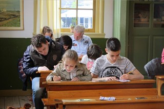 Schrijfles op linkshandigendag in het Zuiderzeemuseum_Foto Frank Bedijs