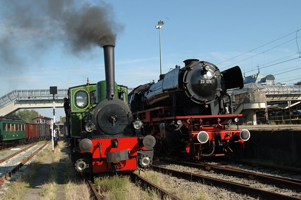 Stoomtram ontmoet Stoomtrein Foto Rein Korthof