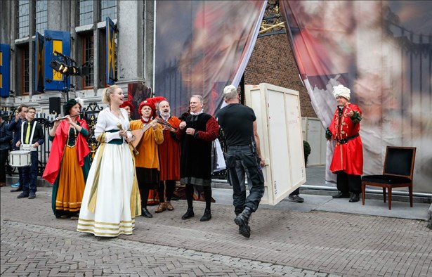 Feestelijke thuiskomst van de schilderijen