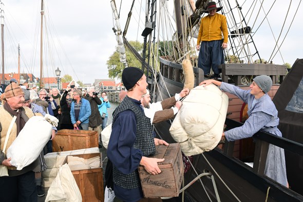 Inladen Halve Maen voor vertrek