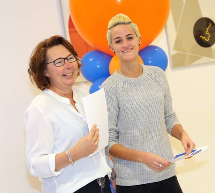 Olga Laan rechts Ingrid Mathot docent links