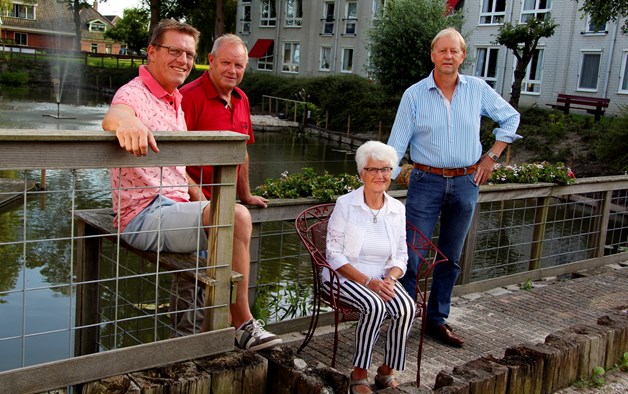 vrienden tuin bosmanstaete bij vijver