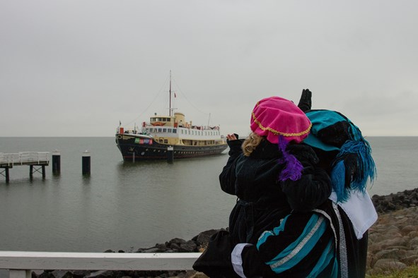 Zwaaien naar de Pakjesboot Foto Hans Brinkel