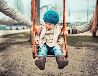 iStock_23540649_LARGE meisje schommel ouders vader moeder scheiding omga...