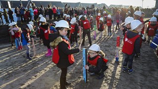 foto bij bericht kinderen slaan eerste paal uitbreiding De Kreek