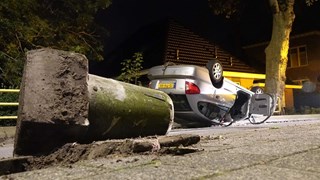 Auto op zn kop in Grootebroek 6