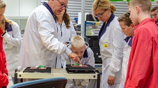 Peter Happé laat scholieren Tabor College d’Ampte en wethouder Al Mobayed zien hoe een printplaat er uit ziet