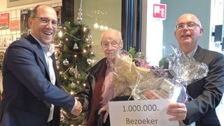 Voorzitter Robbert Brockhoff (l) en directeur Hans Stuijfbergen (r) feliciteren Han Hensen.jpeg 