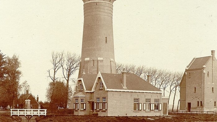 Watertoren Hoorn met twee woningen (rond 1920)