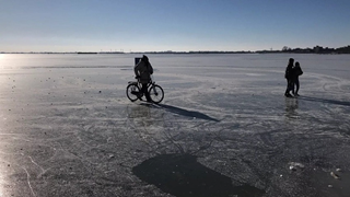 Schaatsen aan de Westerdijk ook met fiets