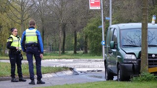 Auto tegen boom in Zwaag