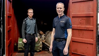 Douaniers in nieuw uniform, oud links, nieuw rechts