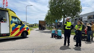 Scootmobiel en fietser botsen in Enkhuizen