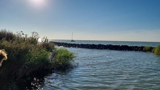 Zeilboot slaat van anker en verdaagt op de keien