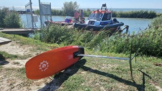 Hydrofoil surfer raakt gewond door verstrikt surfboard