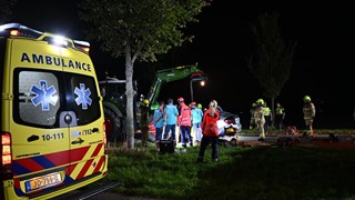 Personenauto en tractor botsen frontraal in Venhuizen