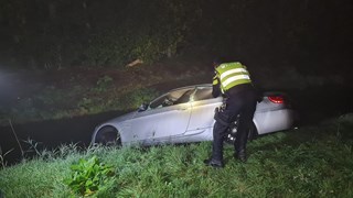 Auto in sloot in Wognum