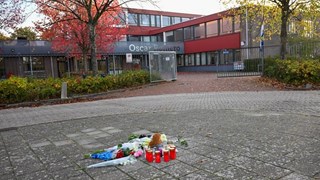 Eerste bloemen bij school Oscar Romero