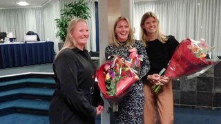 Bloemen voor de ambtenaren die het winnende raadsvoorstel hebben voorbereid