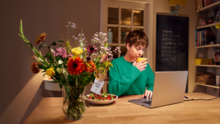 Belastingdienst toeslagen vrouw aan tafel met laptop