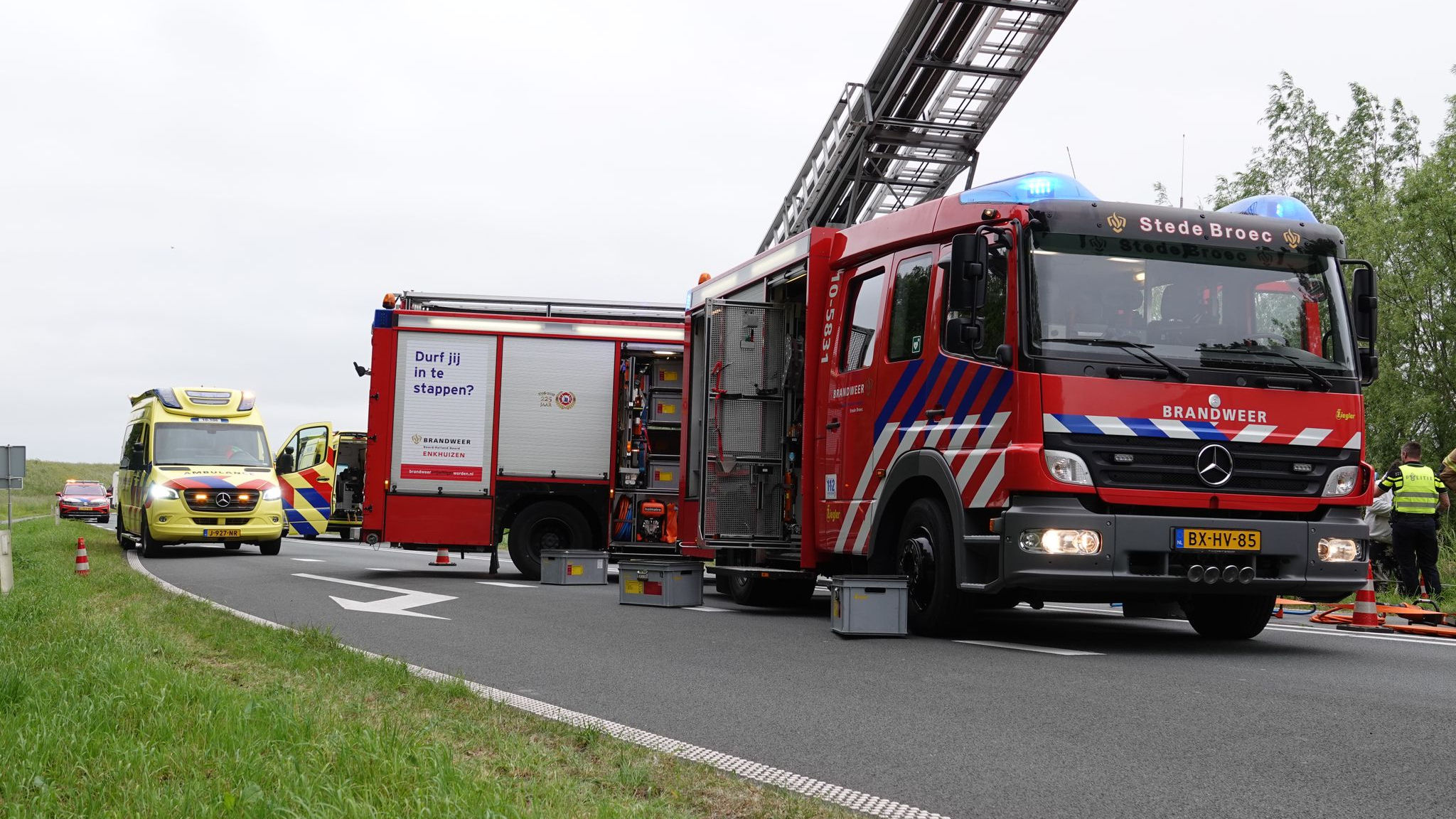 Ernstig Ongeval Bij Enkhuizen, Vrachtwagen Rijdt Achterop Personenbusje ...