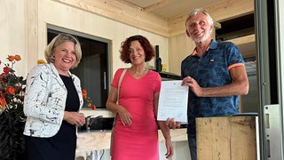 Ondertekening overeenkomst in huisje C2A