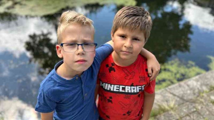 Lucas (7) en Joey (8) worden zomaar in het water geduwd.