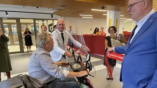 Heropening stadhuis met doorknippen lint