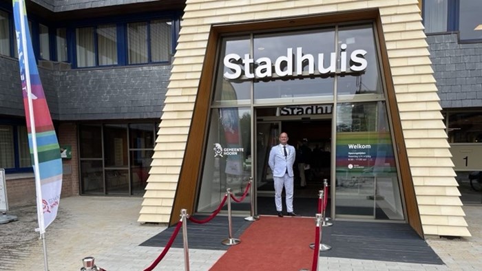 Heropening stadhuis met een trotse burgemeester bij de ingang