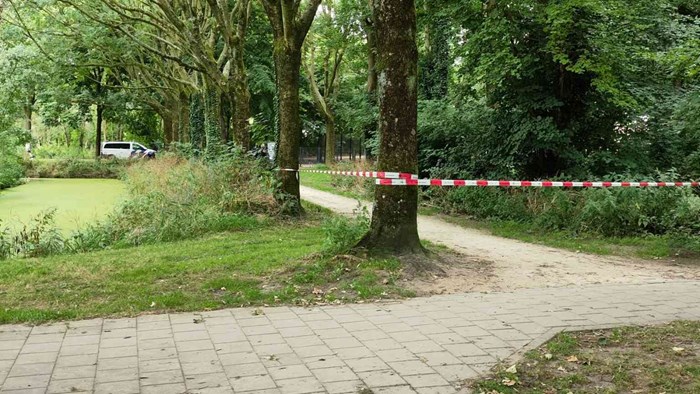 Deel van het parkje met politielint afgezet