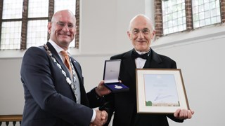 065 AB Koninklijke Erepenning en Eenhoornzegel Westfries Genootschap - Foto Marcel Rob