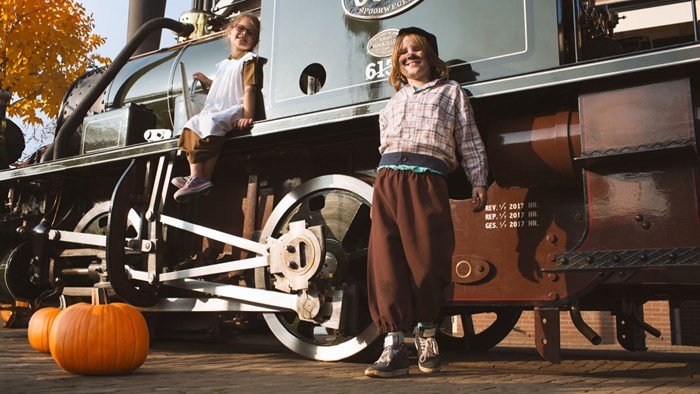 kinderen-bij-stoomtram-herfst