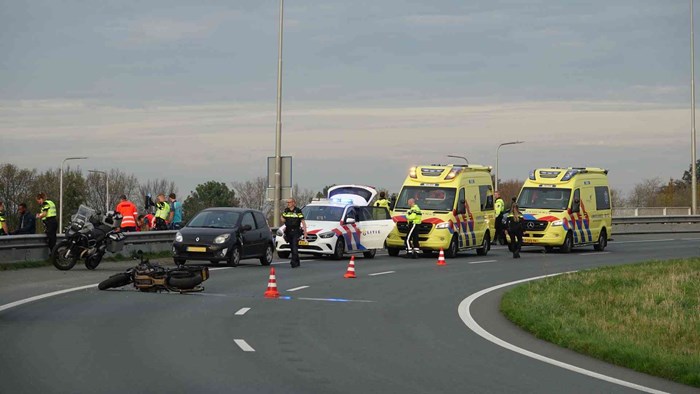 Dode en gwonde bij motorongeluk op oprit A7__