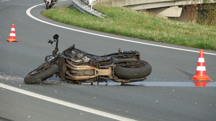 Dode en gwonde bij motorongeluk op oprit A7_