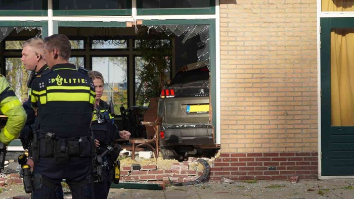 Auto rijdt restaurant binnen in Zwaag____