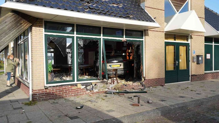 Auto rijdt restaurant binnen in Zwaag_