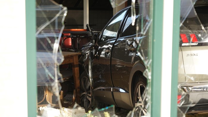 Auto rijdt restaurant binnen in Zwaag___